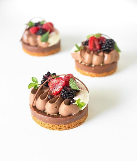 Fancy Tarts, Dolci Finger Food, Mini Tart Recipes, Fine Dining Desserts, Chocolate Dishes, Caramel Tart, Mini Tart, Pretty Dessert, Creative Desserts