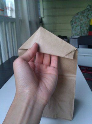 How Chinese Restaurants Close Paper Bags By Folding: Instant Handles for Paper Bags Paper Folding Ideas, Practical Origami, Paper Napkin Folding Ideas, Napkin Folding Ideas, Paper Napkin Folding, Brown Paper Lunch Bags, Lunch Sack, Paper Sack, Folding Ideas