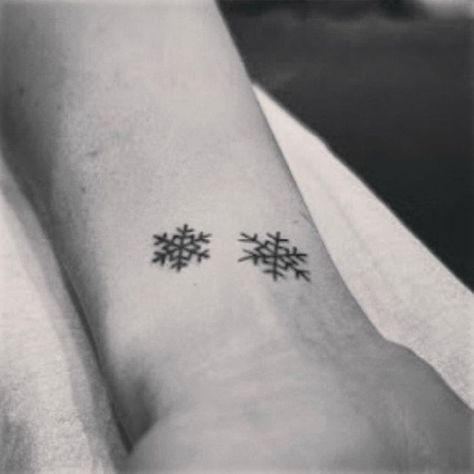 Snowflakes Snowflake Tattoo, Snow Flake Tattoo, Small Quote Tattoos, Small Tattoos Simple, Tattoo Fails, Disney Tattoo, Cute Tiny Tattoos, Diy Tattoo, Small Tattoo Designs