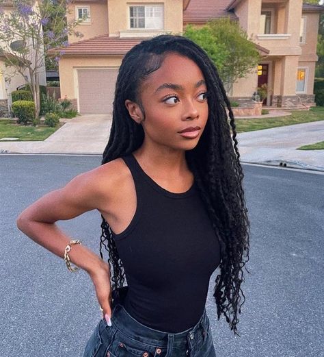 Blk Women, Spring Twist Hair, Aesthetic Hairstyles, Afro Twist, Skai Jackson, Marley Hair, Faux Locs Hairstyles, Fits Inspo, Sin City