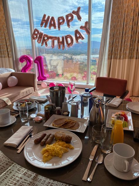 Birthday Trip Decorations, 21st Birthday Vacation Ideas, Birthday Vacation Pictures, Las Vegas 21st Birthday Aesthetic, Birthday Vacation Aesthetic, Las Vegas Birthday Trip, 21 Vegas Birthday, 21st Birthday Las Vegas, Miami 21st Birthday