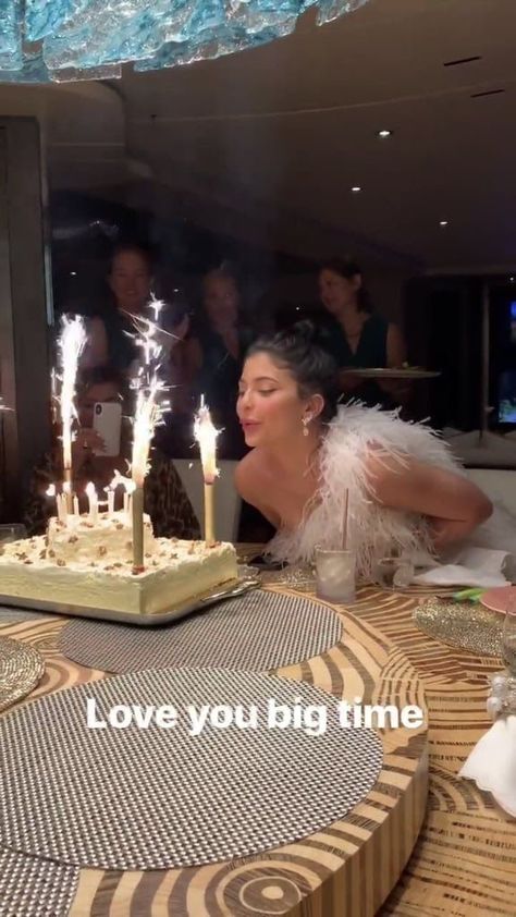 Birthday Cake Chanel, Make Up Birthday, Stylizacje Kylie Jenner, Cake Chanel, Kylie Jenner Birthday, Birthday Party Dinner, Dinner Party Birthday, Kily Jenner, Kylie Jenner Photoshoot