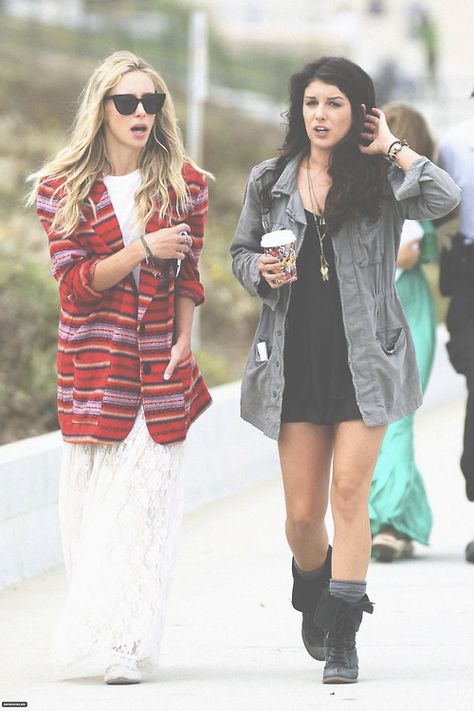 Annie 90210 ; Utility Jacket, Simple Black Dress Ivy Sullivan, Gillian Zinser, 90210 Fashion, Shenae Grimes, Simple Black Dress, Beverly Hills 90210, Fashion Tv, Style Crush, Colorful Fashion