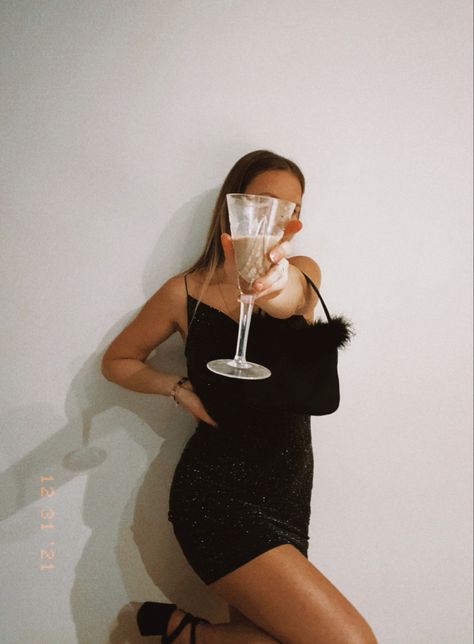 Nye Picture Ideas At Home, Party Dress Pose Ideas, New Years Eve Photoshoot Ideas Home, New Year Pose Ideas, Poses For New Year, New Year’s Eve Photoshoot Ideas, Nye Picture Ideas Aesthetic, Nye Photo Ideas Instagram, Photoshoot Ideas New Years