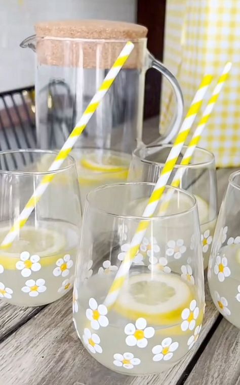 Daisy Centerpiece Ideas Birthday, Diy Daisy Decor, Daisy Party Ideas, Daisy Baby Shower Ideas, First Birthday Daisy Theme, Daisy Boho Birthday, Daisy Party Theme 1st Birthdays, Birthday Daisy Theme, Daisy Party Theme