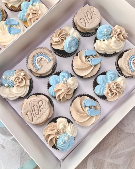 🩵🤍🩵🤍🩵🤍 A closer look at all the details of Baby Dior’s babyshower treats. #sammicakes #cupcakes #cake #dippedstrawberries #strawberries #chocolate #macarons #treatbox #minitreats #itsaboy #babyboy #dior #capetownbabyshower #capetowncupcakes #blueandwhite #bohobabyshower #nudesandblues Teddy Bear Baby Shower Cupcakes, Baby Shower Cupcakes Boy, Chocolate Favors Baby, Baby Shower Cupcakes For Boy, Chocolate Macarons, Strawberries Chocolate, Wedding Cake Pops, Beige Baby, Baby Shower Treats