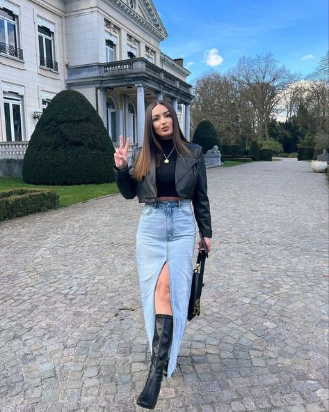 Denim Skirt Chic Outfit, Midi Denim Skirt Fall Outfit, Split Maxi Skirt Outfit, Brunch Outfit Latina, Red Dress With White Boots, Skirt Jeans Outfit Winter, Fall Leather Outfits, Stylish Skirt Outfits, Fall Chic Outfits 2023