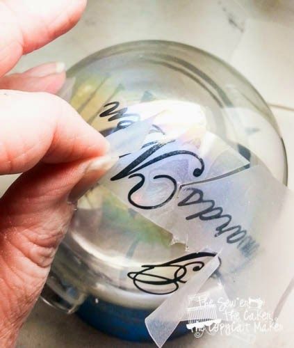 The Sew*er, The Caker, The CopyCat Maker: How To Put Vinyl On The Outside of Ornaments Vinyl On Christmas Ornaments, Writing On Christmas Ornaments, Personalized Ornaments Vinyls, Christmas Ornament Exchange, Fun Christmas Ornaments, Word Ornaments, Cricut Ornaments, Clear Plastic Ornaments, Office Organization Ideas