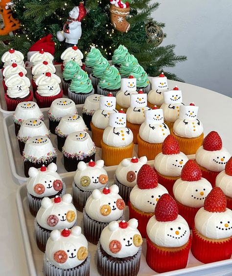 Xmas Baked Goods, Cute Mini Cupcakes, Cute Holiday Desserts, Christmas Theme Cupcakes, Korean Christmas Cake, Crismas Cake, Red Velvet Cake Christmas, Cute Desserts Aesthetic, Christmas Bake Sale Ideas