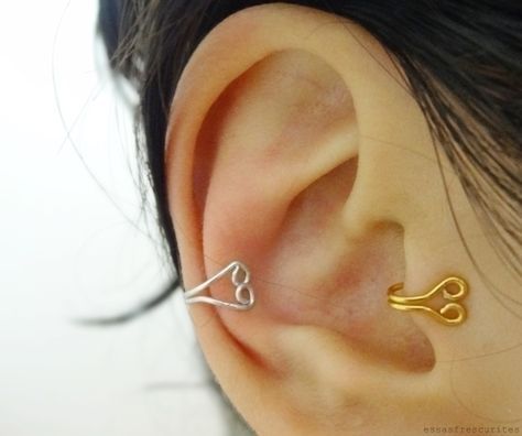 Very simple ear cuff.  Not fancy, but very easy to get it to stay on your ear and look cute. Ear Cuffs Tutorial, Tragus Cuff, Ear Cuff Tutorial, Cuff Tutorial, Cuffs Diy, Wire Ear Cuffs, Silver Jewelry Cleaner, Wire Jewelry Making, Wire Crochet