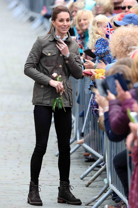 Kate Middleton visit Keswick Market place during a visit to Cumbria in Keswick, England, UK Katherine Middleton, Kate Middleton Outfits, British Country, Catherine Middleton, Kate Middleton Style, William Kate, Duchess Kate, England Uk, Cumbria