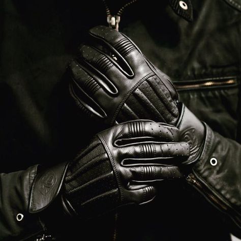 78 Motor Co. England on Instagram: "Sprint gloves Nappa black. Finest calf hides, satin lined designed for a perfect fit. With smart phone touch panel and our buddy tabs. Now with free EU shipping. #78gloves #ride78 #78style #vespa #caferacersofinstagram #leathergloves #motogloves #custommotorcycle #croig #photooftheday #biker #classicstyle #caferacer #glovelove #vintagemotorcycles #bratstyle #motorcyclelife #motorcycle #biltwell #ridewith78 #motogloves #motorcycleclothing #ridewithstyle #cafer Biker Gloves, Brat Style, Motorcycle Gloves, Triumph Motorcycles, Motorcycle Outfit, Vintage Motorcycles, Touch Panel, H Style, Smart Phone