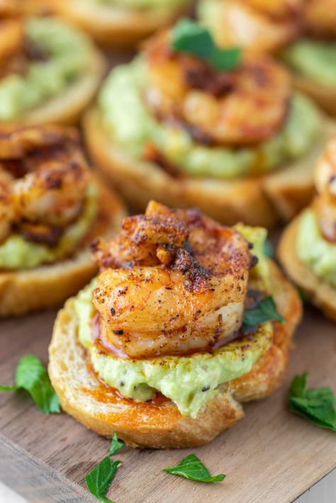 Shrimp Crostini, Crostini Appetizers, Avocado Recipe, Shrimp Appetizers, Bite Size Appetizers, Recipes Appetizers, Appetizer Bites, Garlic Shrimp, Avocado Recipes