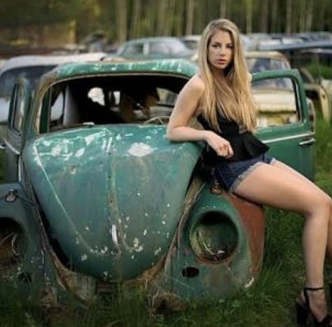 Vw girl Beetle Girl, Hot Vw, Bus Girl, Carros Bmw, Vw Vintage, Vw Aircooled, The Beetle, Girly Car, Vw Porsche