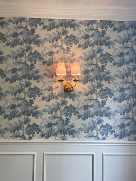 Elegant wallpaper in a dining room. Room Inspiration Wallpaper, Dining Room Paneling, Light Blue Wallpaper, Sandberg Wallpaper, Dining Room Wallpaper, Elegant Wallpaper, Mudroom Design, Park In New York, French Colonial