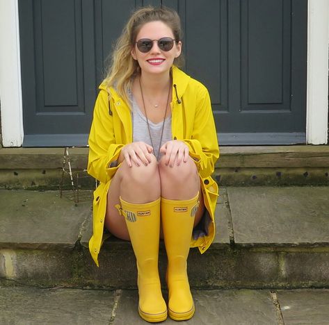 Yello – Is it me you’re looking for? Rubber Boots Fashion, Welly Boots, Womens Rubber Boots, Hunter Wellies, Yellow Coat, Yellow Raincoat, Wellies Boots, Summer Rain, Hooded Raincoat