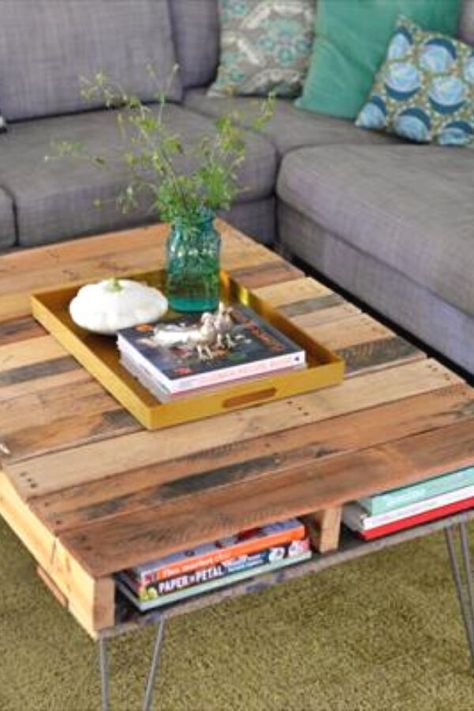 These budget friendly cheap living room decor DIY ideas will add some farmhouse rustic style to your home. These home interior design ideas will help make your living room feel cozy. #hometalk Pallet Table Ideas, Diy Table Design, Pallet Tables, Pallet Table Diy, Living Room Decor On A Budget, Diy Living Room Decor, Bench Ideas, Reclaimed Furniture, Pallet Decor