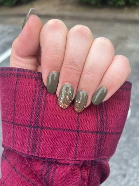 Sage Green Nails For Wedding, Olive Green Dip Nails, Army Green Fall Nails, Sage Green Sparkle Nails, Green Rose Gold Nails, Sage Green And Rose Gold Nails, Rose Gold And Green Nails, Sage Green Gold Nails, Fall Nails Green And Gold