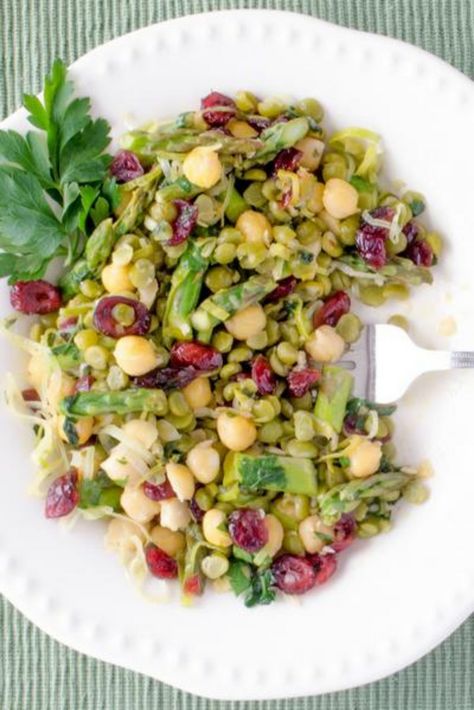 Healthy Spring Salad with Garbanzo Beans Split Pea Salad, Salad With Garbanzo Beans, Garbanzo Bean Salad, Cooking Garbanzo Beans, Garbanzo Beans Salad, Wheat Berry Salad, Green Split Peas, Yummy Veggies, Spring Salad Recipes