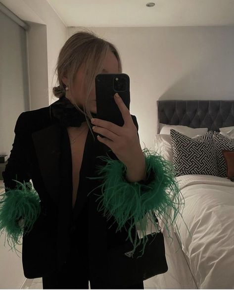 Feather Shirt Outfit, Ostrich Feathers, Fashion Hacks Clothes, Oversized Blazer, Blazer Fashion, Wardrobe Style, School Outfits, Ruffle Blouse, Cuff