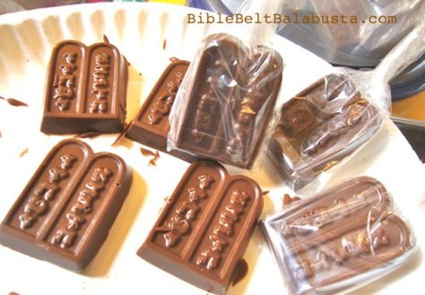 chocolate 10 commandments Lag Baomer, Sukkot Recipes, Simchat Torah, Jewish Crafts, Bible Belt, Candy Bark, Edible Crafts, Seder Plate, Sukkot