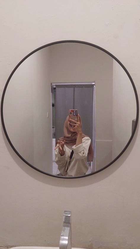 Hijab Aesthetic, Hand Pictures, Abstract Iphone Wallpaper, Beige Aesthetic, Photo Ideas, Iphone Wallpaper, Mirror Selfie, Mirror, Iphone