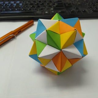 Origami Icosahedron, Origami Tower, Sticky Note Origami, Origami Toys, Origami Cube, Origami Cards, Dollar Origami, Origami Ball, Dollar Bill Origami