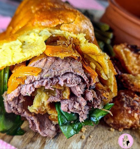 A Yorkshire pudding wrap stuffed with beef, that's Slimming friendly and perfect for dipping in gravy! This is something that I have wanted to try out for ages now, and I finally did it! I think that Yorkshire puddings are one of the best parts of a roast dinner, so any excuse to consume some I will take!! *Scroll down for the full recipe and instructions*  The beauty of this recipe is that you can use up any leftover meat and veggies from your Sunday roast, or just make it fresh to get you Beef Stroganoff With Steak, Creamy Beef Stroganoff Recipe, Yorkshire Pudding Wrap, Sausage And Mash, Yorkshire Pudding Recipes, Beef Dip, Fakeaway Recipes, Yorkshire Puddings, Catering Trailer