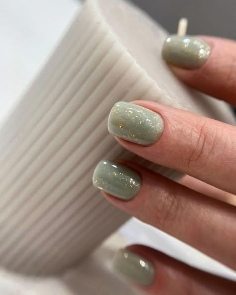 Green Nail With Gold, Green Glitter Nails, January Nail Ideas, January Nail, Wow Nails, Green Nail Polish, Simple Gel Nails, Minimal Nails, Blush Nails