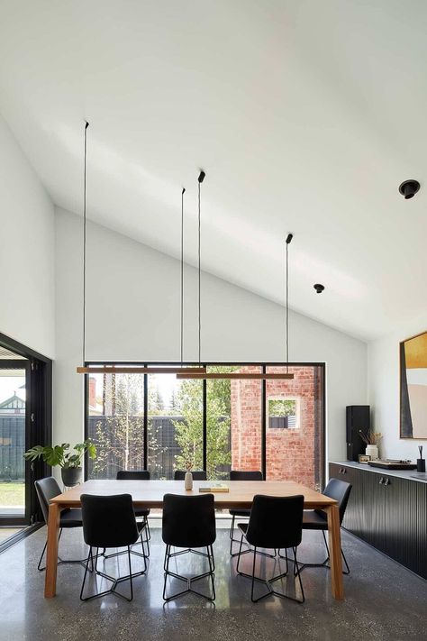 SON by Ply Architecture Simple Dining Room, Raked Ceiling, Modern Extension, Clerestory Windows, Outdoor Entertaining Spaces, House Extensions, Indoor Outdoor Living, Open Plan Living, Family House