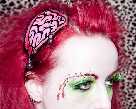 LOVE! Brains headband for a glam-zombie Green Zombie Costume, Cute Zombie Makeup, Glam Zombie, Zombie Fashion, Zombie Brain, Geek Diy, Cute Zombie, Scene Queens, Zombie Costume