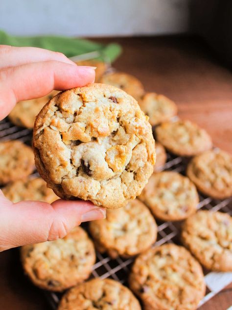 Chocolate Chip Cornflake Cookies Chocolate Chip Cornflake Cookies, Chocolate Chip Cookies With Corn Flakes, Cookies With Corn Flakes, Corn Flake Cookies, Cornflake Recipes, Cornflake Cookies Recipe, Flake Chocolate, Cornflake Cookies, Choc Chip Cookies