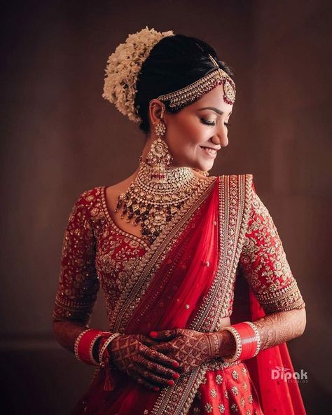 Bride Traditional Poses, Indian Bridal Shoot Ideas Indoor, Indian Bride Poses, Indian Bride Photography Poses, Indian Wedding Poses, Indian Wedding Bride, Bride Photos Poses, Bridal Photography Poses, Bride Photography Poses