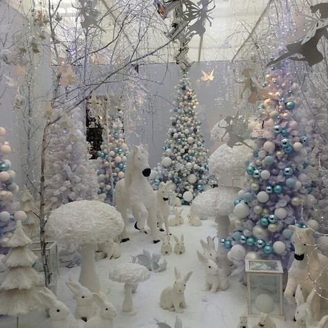 Winter Wonderland Window Display Ideas, Forest Christmas Decor Winter Wonderland, Winter Wonderland Christmas Outdoor Decorating Ideas, Winter Forest Decor, Winterland Christmas Decorating Ideas, Winter Ball Decorations School, Winter Wonderland Display, Frosty Decorations, Elegant Shower Curtain Ideas