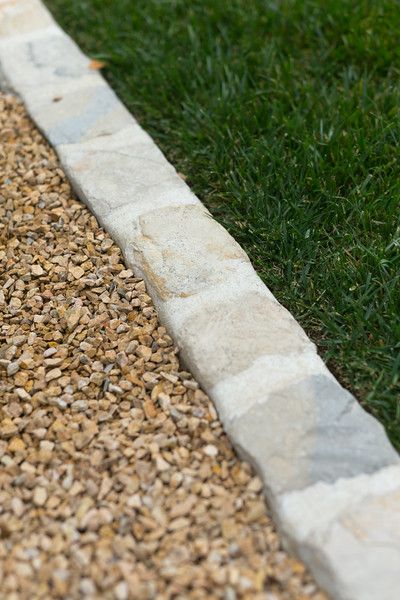 Cobblestone Front Yard, Driveway Entrance Landscaping, New England Garden, Stone Driveway, Driveway Design, Driveway Landscaping, Home Landscaping, Garden Edging, Garden Landscape Design