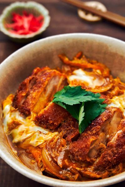 Chicken Katsudon Recipe (チキンカツ丼 - Chicken Cutlet Rice Bowl) Chicken Katsudon Recipe, Katsudon Recipe, Chicken Katsudon, Chicken Cutlet, Chicken Katsu, Delicious Rice, Rice Bowls Recipes, Cafe Concept, Recipe Tin