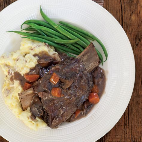 Step-by-step visuals for Red Wine-Braised Beef Short Ribs.      STEP 1: Brown the meat on all sides to give it—and the bottom of the pan— a flavorful crust and good color. Braised Beef Short Ribs, Short Ribs Recipe, Braised Short Ribs, Celebrity Chef, Recipes Appetizers And Snacks, Beef Short Ribs, Braised Beef, Paula Deen, Rib Recipes