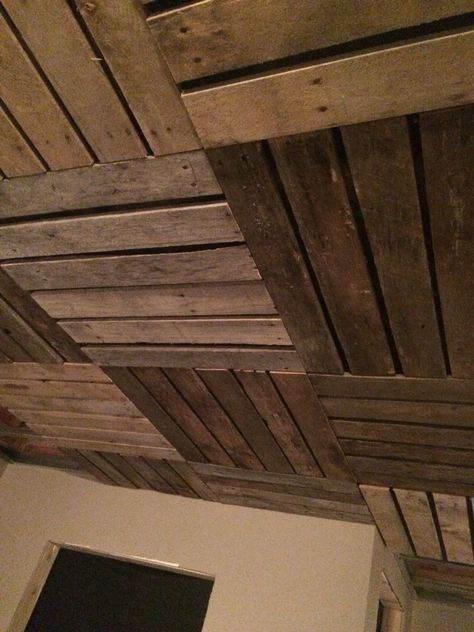 Repurposed pallet ceiling Pallet Ceiling Ideas, Vault Room, Patio Ceiling Ideas, Patio Ceiling, Pallet Ceiling, Pallet Boards, Wood Pallet Wall, Basement Ceiling, Wood Ceiling