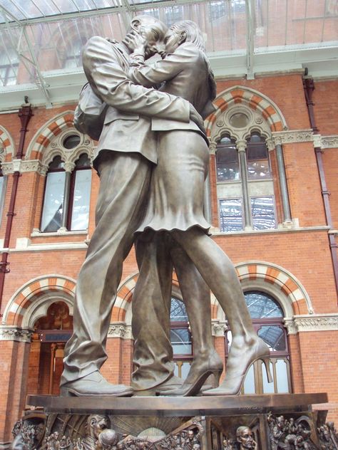 Georgia’s Ali and Nino monument among World’s 10 Most Romantic Statues Ali And Nino, St Pancras Station, Kings Cross Station, St Pancras, Meeting Place, London Town, London Photography, London Art, Railway Station