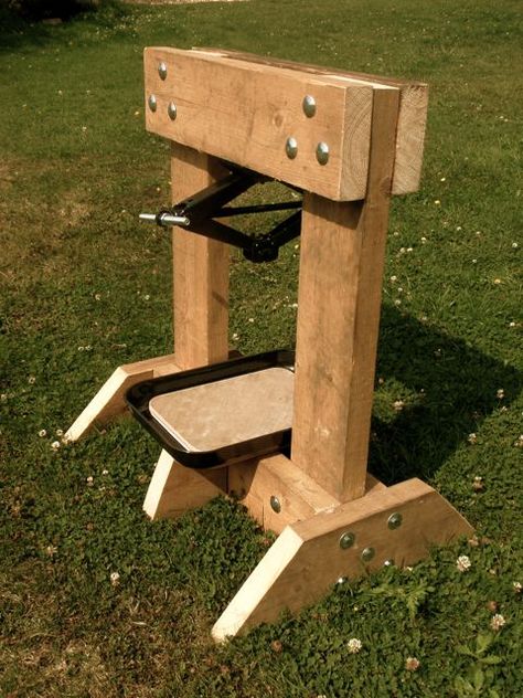 Handmade Matt: Apple Press - I've got loads of Apples, I wish I had an apple press. How can I make one of those? Diy Cider, Apple Cider Press, Diy Apple Cider, Homemade Cider, Making Apple Cider, Apple Press, Cider Press, Fruit Press, Wine Press