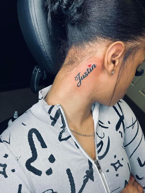 Name On Side Of Face Tattoo, Name Placements Tattoos, Tattoo Name On Neck, Name Tattoo On Collarbone, Name Tattoo On Neck For Women, Justin Name Tattoos, Neck Tattoos Women Name, Behind The Ear Name Tattoo Ideas, Name Tattoos For Boyfriends