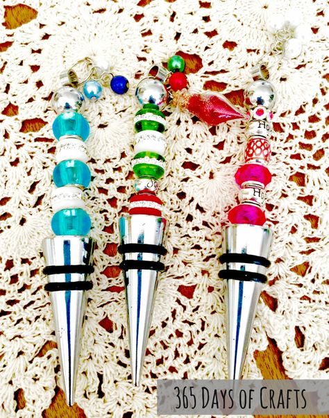 Make your own DIY beaded wine stoppers. The stops are a super quick and easy handmade gift idea that is perfect. Fund bright and shiny beads are used. Wine Stopper Diy, Diy Glasses, Wine Cork Diy Crafts, Wine Cork Diy, Make Your Own Wine, Easy Handmade Gifts, Random Crafts, Personalized Party Decor, Easy Handmade