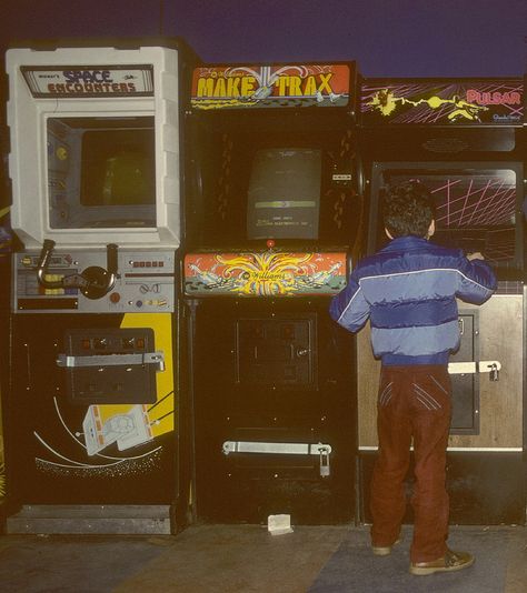 70s Arcade, Retro Room Aesthetic, Arcade Aesthetic, Arcade Cabinet, 80s Vibes, 80s Aesthetic, Retro Arcade, Arcade Machine, Pose Reference Photo