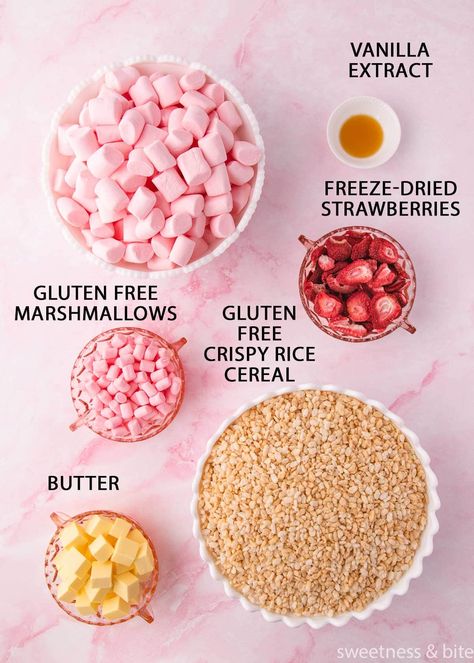 The ingredients in white bowls on a pink marble background - marshmallows, rice krispies, butter, vanilla and freeze-dried strawberries. Rice Krispie Valentine Treats, Rice Krispie Treats Valentines Day, Valentines Rice Crispy Treats, Pink Rice Crispy Treats, Pink Rice Krispie Treats, Strawberry Rice Crispy Treats, Pink Deserts, Valentine Rice Krispie Treats, Strawberry Rice Krispie Treats