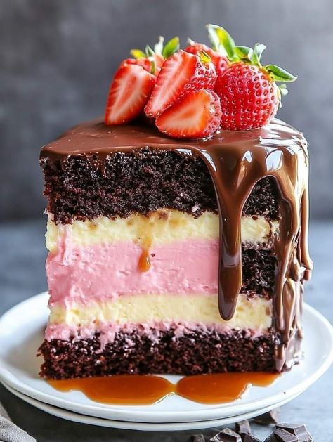 Millionaire Cake, Neapolitan Cake, Chocolate Raspberry Cheesecake, Unsweetened Cocoa Powder, Chocolate Delight, Delicious Cake Recipes, Strawberry Cakes, Chocolate Shavings, Chocolate Cake Recipe