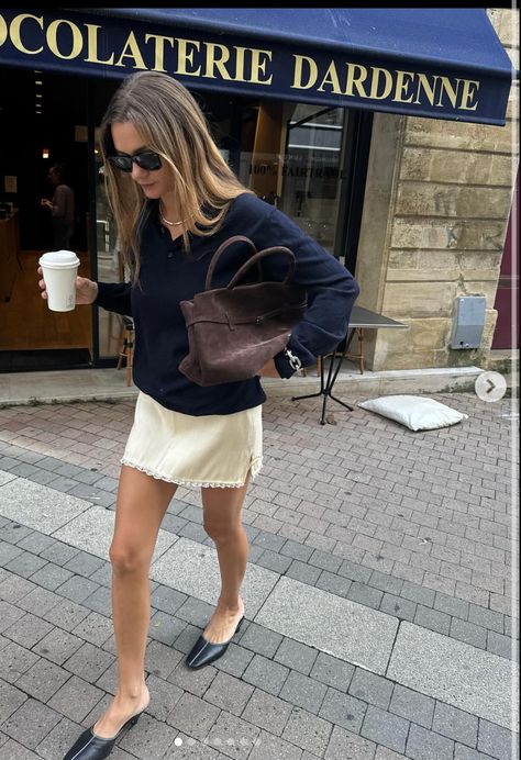 Mini Shorts Outfit Winter, Mini Silk Skirt Outfit, Mini Slip Skirt Outfit, Slip Skirt Outfit Winter, Silk Mini Skirt Outfit, Outfits Shorts Jeans, Suits Street Style, Linen Skirt Outfit, Mini Shorts Outfit