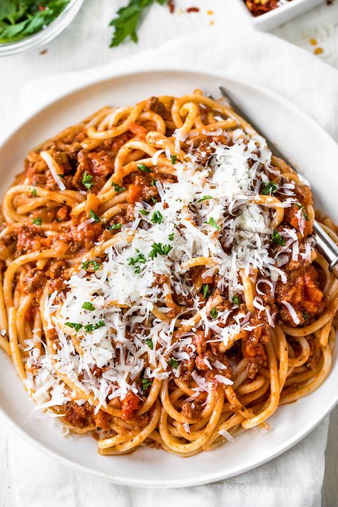 This spaghetti bolognese is prepared with ground beef and other classic ingredients to nourish both body and soul! | thecozyapron.com #spaghettibolognese #spaghettibologneserecipe #spaghettibologneseauthentic #spaghettibologneseeasy #spaghettibologneserecipeeasy #spaghettibologneserecipetraditional Molise Recipes, Spageti Bolognaise Aesthetic, Spaghetti Bolognese Aesthetic, Fancy Spaghetti, Easy Bolognese, Pasta Recipes Quick, Spaghetti With Meat Sauce, Spaghetti With Meat, Bolognese Pasta