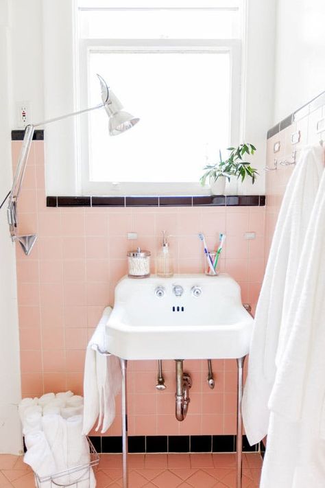 We've rounded up a few ideas for making your old-school bathroom look bright, fresh and modern — no remodeling required. Baie Vintage, Pink Tile Bathroom, Design Interior Baie, Pink Bathroom Tiles, Pink And Black Bathroom, Vintage Bathroom Tile, Pink Bathroom Decor, Eden Park, Retro Bathrooms