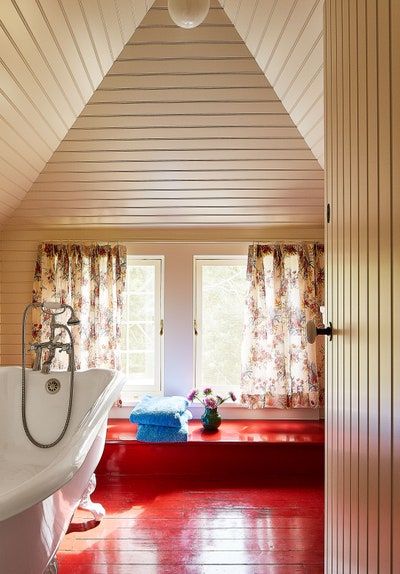 Explore More of Kate Rheinstein Brodsky’s Colorful Home | Architectural Digest Painted Hardwood Floors, Aesthetic Bathroom Decor, 18th Century House, Hampton Home, 20 Aesthetic, Red Floor, Painted Floor, Decor Ikea, Aesthetic Bathroom