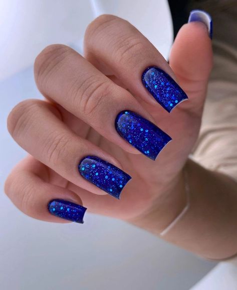 Blue Nail Trends for Winter 2023 – 2024 18 Ideas Blue Nail Trends, Nail Art Bleu, Royal Blue Nails, Nagellack Trends, Sky Nails, Edgy Nails, Glitter Gel Nails, Blue Nail Art, Holographic Nail Polish